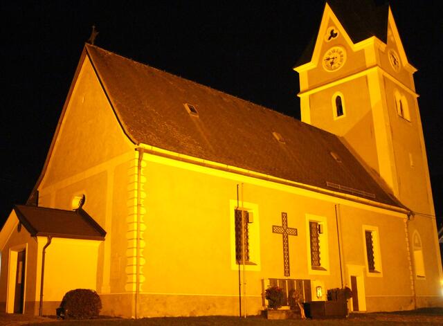 Die Pfarrkirche in St. Georgen wird während der "16 Tage gegen Gewalt an Frauen" orange beleuchtet sein.  | Foto: Privat