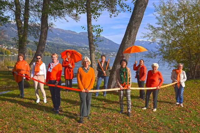 Starkes Netzwerk von Frauen im orange-herbstlichen Farbenkleid am Millstätter See