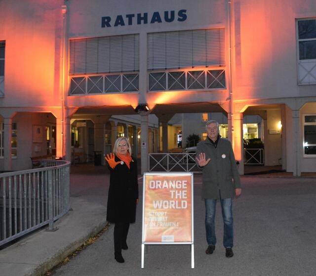 Elisabeth Reiter, Präsidentin SI Club Pannonia Oberpullendorf und Bürgermeister Rudolf Geißler setzen ein Zeichen "Orange the World - Stoppt Gewalt an Frauen!"