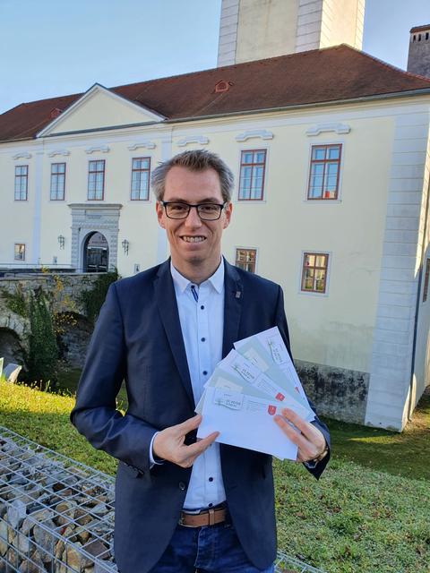 Bürgermeister Johannes Heuras mit den Gastrogutscheinen. | Foto: Gemeinde St.Peter/Au