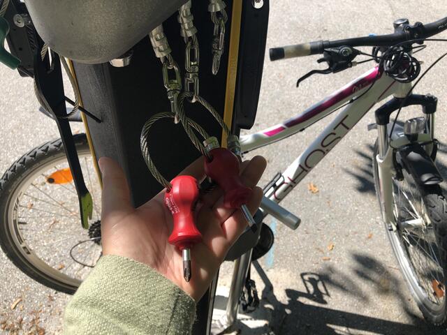 Die Rad-Servicestation im Volksgarten bietet viele Werkzeuge für das eigene Fahrrad.
