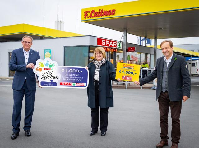 Im Rahmen der Eröffnung spendeten Spar und F.Leitner je 1.000 Euro an die Vinzenzgemeinschaft Feldkirchen bei Graz.