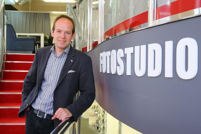 Fotografenmeister Armin Russold auf dem Weg zum Studio des Fotofachgeschäftes in Leoben.