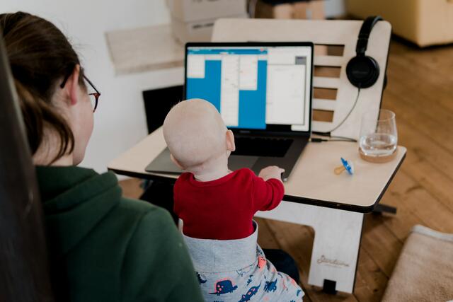 Laut einer aktuellen Studie der Arbeiterkammer gaben 60 Prozent der Befragten mit Kindern an, statt Pflegefreistellung für ein krankes Kind zu nehmen nun von zu Hause aus zu arbeiten. Bei jüngeren Müttern ist das sogar bei zwei Drittel der Fall.