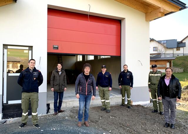 Lokalaugenschein: Markus Assinger, Luca Burgstaller, Günter Pernul, Stefan Assinger, Dominik Mörtl, Meinhard Janschitz und Siegfried Ronacher (von links)