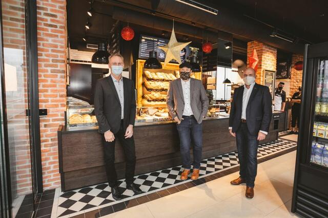 v.l.n.r. DI Christoph Prinz (Bürgermeister Bad Vöslau), Bäckermeister Michael Mann, Präsident Markus Wieser (Arbeiterkammer Niederösterreich)  | Foto: zVg