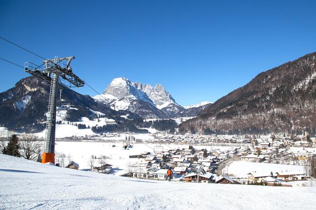 Am Montag, 23. November, gab Günther Platter bekannt, dass mit dem Fixkostenzuschuss II Tourismusbetriebe in der Wintersaison 2020/21 offen lassen können – unabhängig von der Auslastung. Dies werde ein gefährliches Abenteuer für Touristiker, so die Kritik der NEOS Tirol. | Foto: Skilifte