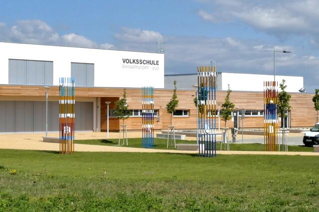 Stabsäulen vor der Volksschule von Gänserndorf-Süd. | Foto: Manfred H. Bauch