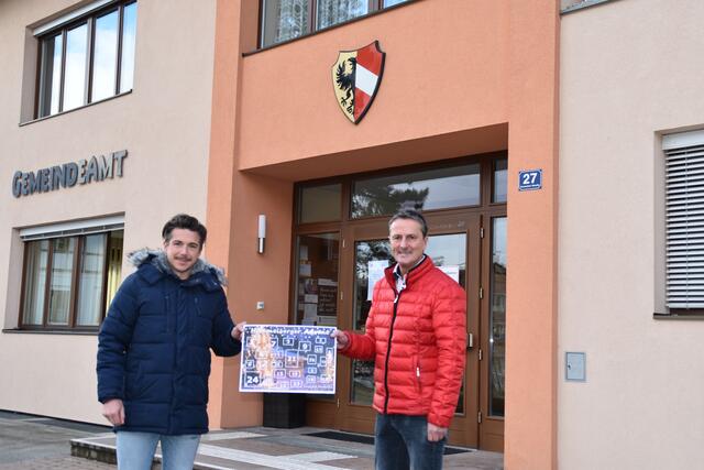Gemeinderat und Adventkalender-Verantwortlicher Mario Stremljan (l.) mit Bürgermeister Heimo Rinösl