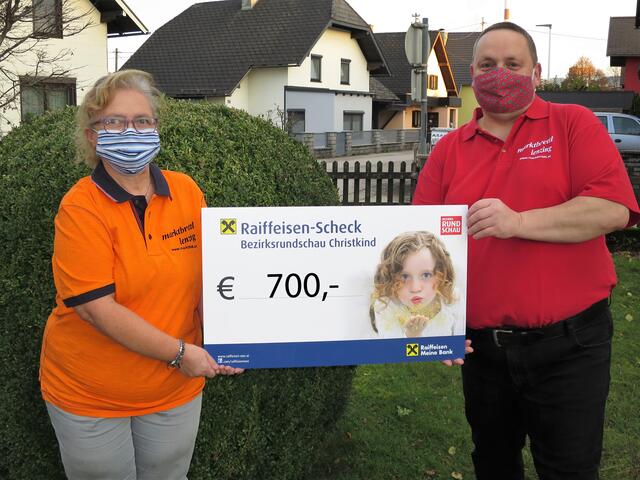 Iris Hartenthaler und Andreas Enser, Obmann des Marktbrettls Lenzing, überreichten den Scheck über 700 Euro.  | Foto: Marktbrettl Lenzing