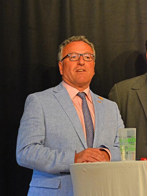 Landeshauptmann-Stellvertreter Heinrich Schellhorn: „Wir haben unsere Träger der Einrichtungen umgehend darüber informiert. Jetzt brauchen wir schnellstmöglich Klarheit. Der Bund prüft nun die Qualität. Bis dahin dürfen die Masken nur als Mund-Nasen-Schutz verwendet werden."