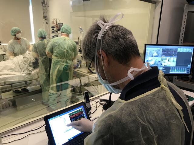Das neue Programm – speziell für die Corona-Pandemie – trägt den Titel „STICS“ – Schutz vor Traumatisierungen und Infektionen durch Covid-Simulation. Die ersten zwölf Fachkräfte haben die Simulation bereits absolviert.