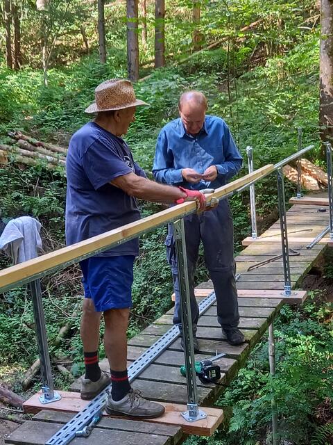 Ewald Blaskovits und Johann Neubauer richteten die beiden Brücken her.