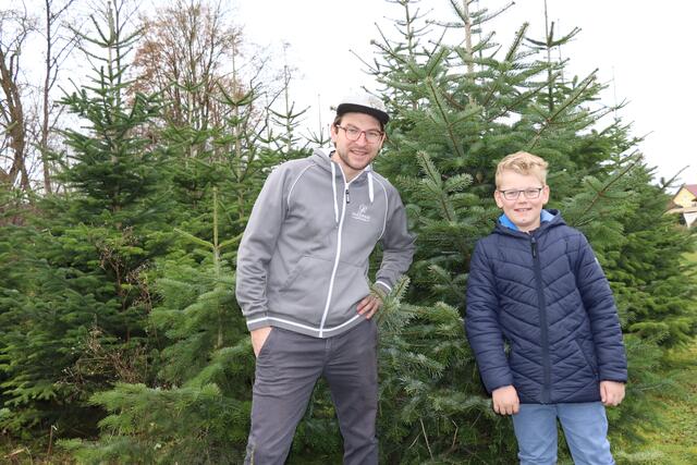 Edelbrandsommelier und Christbaumzüchter Franz Ratzinger mit seinem Sohn Maxi auf der Plantage.