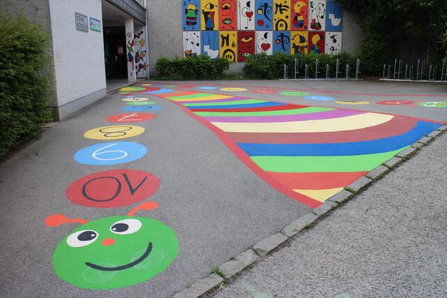 vor dem Haupteingang der VS 45, Hausleitnerweg 52 | Foto: Karin Auzinger