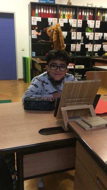 Ein stolzer Schüler mit seinem neuen Tablet.
