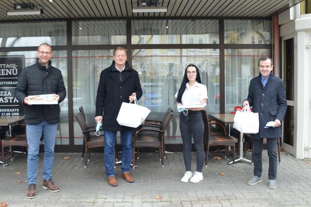 Alfred Frauscher (r.) und Manfred Hofinger (2.v.l.) haben die Gelegenheit genutzt und beim Restaurant Alexandra in Ried ein „Mittagessen to go“ abgeholt.
| Foto: ÖVP Ried