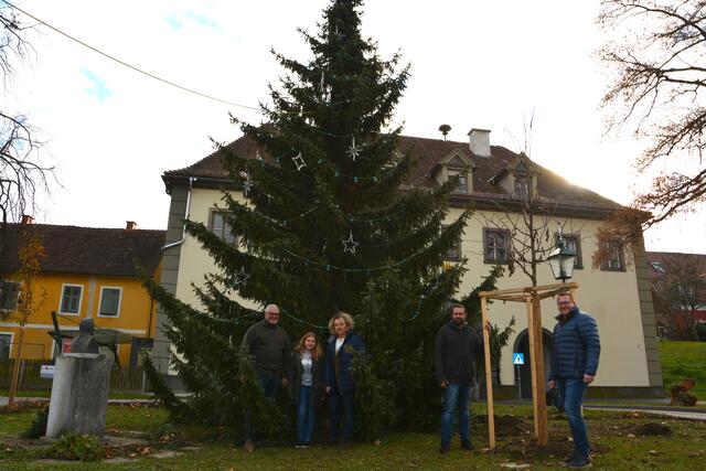 Tourismusverbandsvorsitzender Markus Jahn, Kassier Thomas Garber und Barbara Wagner vom Tourismusbüro zusammen mit Wirtschaftshofleiter Roland Gogg vor dem Christbaum am Grazer Tor.