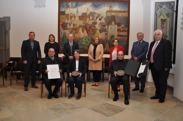 Panther-Verleihung im Rathaus-Festsaal – auf dem Foto sitzend von links: Mag. Christian und Mag. Angelika Frech, Architekt Dipl.-Ing. Gerhard Schmid; stehend von links: Baureferent Vizebürgermeister Dr. Helmut Zöttl, die Leiterin der Magistratsabteilung Altstadterhaltung &amp; Denkmalpflege Dipl.-Ing. Gabriele Schnabl, Stadtchef Gerald Hackl, Ing. Mag. Petra Weiss – die Leiterin der Abteilung für OÖ beim Bundesdenkmalamt, Vizebürgermeisterin Ingrid Weixlberger, Gemeinderat Arno Thummerer, Vizebürgermeister Wilhelm Hauser | Foto: Magistrat Steyr I Presse