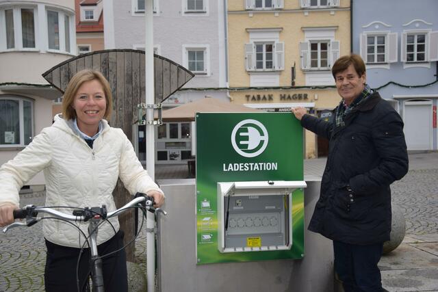 Cornelia Lechner vom Stadtmarketing Schärding und Schärdings Bürgermeister Franz Angerer freuen sich, die neue Ladestation für E-Bikes am Schärdinger Christopherusbrunnen in Betrieb zu nehmen.