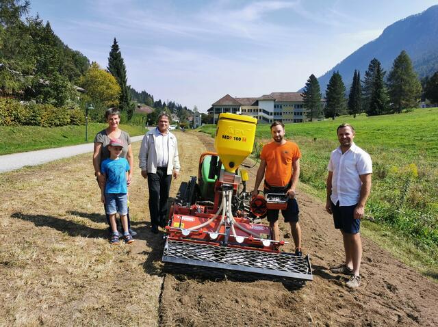 Bürgermeister Christian Hecher (rechts) überzeugte sich noch in der wärmeren Jahreszeit von den Fortschritten des Projekts „Blumenwiese“. | Foto: Marktgemeinde Bad Bleiberg