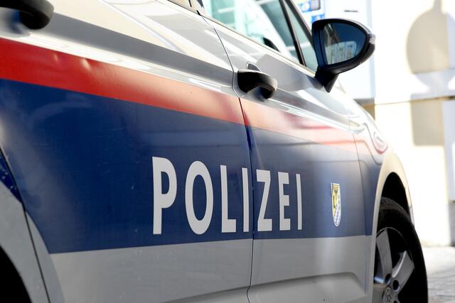 Der 22-Jährige wurde bei der Kollision unbestimmten Grades verletzt. Der 18-jährige Unfallverursacher und sein Beifahrer blieben unverletzt.