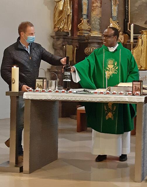 Am Ende des Gottesdienstes segnete Pfarrer Martin-Ralph Kalu den Martiniwein.
