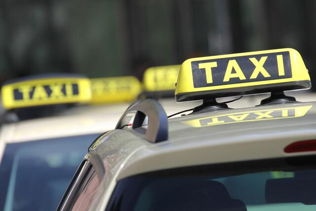 Um 15 Uhr startet eine Taxi-Demo mit 700 Teilnehmern in Wien. Die Taxibranche demonstriert damit gegen einen Novelle des Gelegenheitsverkehrsgesetzes.