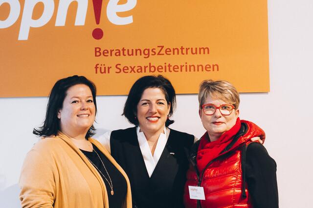 Gemeinderätin Nicole Berger-Krotsch, Geschäftsführerin der Volkshilfe Tanja Wehsely und die Leiterin der Beratungsstelle Sophie, Eva van Rahden, bitten um Spenden für Sexarbeiterinnen und laden zum Tag der offenen Tür der Sexarbeit.