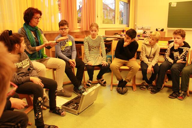 Dir. Karin Auzinger in der 4a (Schuljahr 2019/20) mit dem Messkoffer (zur Verfügung gestellt von der Umweltzeichen Schule). Es wurde in allen Klassen eine Schall-, Temperatur- und Lichtmessung durchgeführt, sowie mit der CO2 Ampel gemessen. | Foto: Karin Auzinger