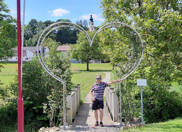 Die Herzen begleiten uns - im Hintergrund der Kirchturm von Trautmannsdorf. 