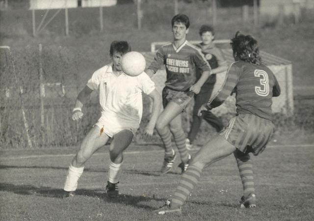 Rudi Pichler (l.) im Spiel gegen Edelweiß Linz Ende der 80er-Jahre.