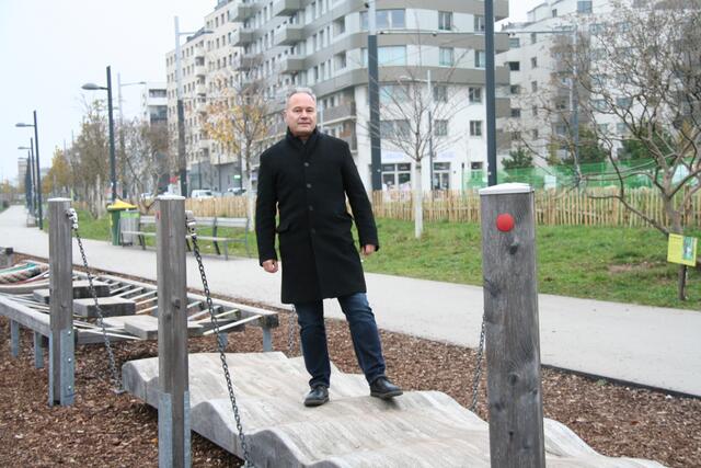 Im Sonnwendviertel ist der neue Bezirksvize Wolfgang Baumann (ÖVP) immer wieder anzutreffen – wie hier am Motorikpark.