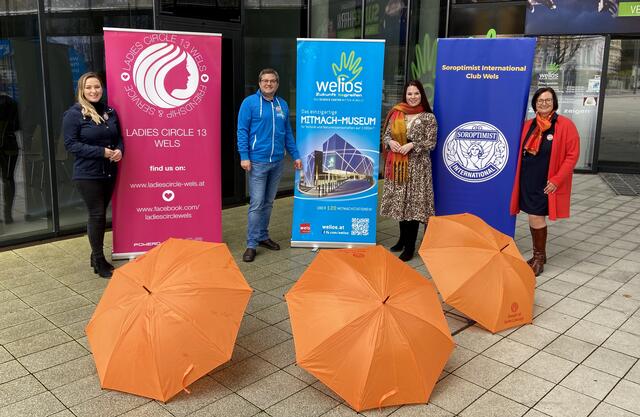 Setzen ein Zeichen gegen Gewalt an Frauen: Bianca Kiso (Ladies Circle 13 Wels), Claudia Lehner-Linhard (Lions Club Wels Leonessa), Andrea Hofer (Soroptimistclub Wels) und Michael Holl, Geschäftsführer des Welios Science Center Wels 