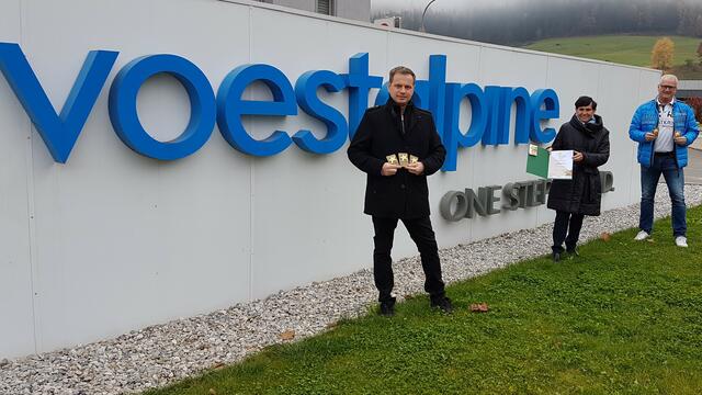 Die Obfrau der WKO Leoben Elfriede Säumel überreichte die Auszeichnungen an die Ausbildungsverantwortlichen der voestalpine Markus Heuratschek und Werner Masser, die heuer elf ausgezeichnete Lehrlinge hatten.