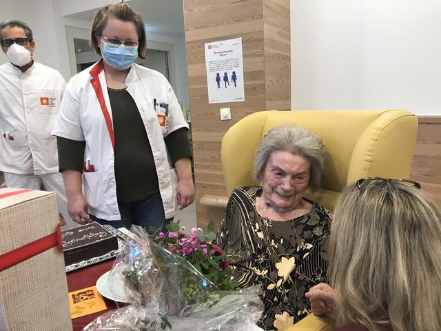 Alles Gute zum 107. Geburtstag! Die älteste Brigittenauerin Elisabeth Cikanek (m.) feierte mit Eva Maria Preier (l.) und Martina Buttinger (r.) vom Haus Brigittenau.