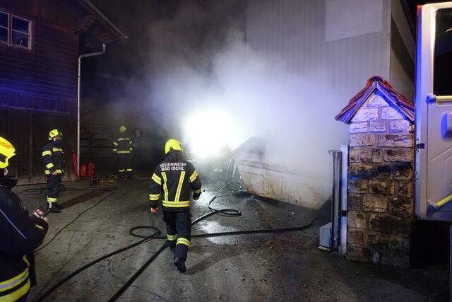 Die Einsatzkräfte bekämpften die Flammen auf dem Betriebsgelände in Bad Ischl.