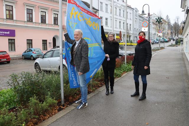 Bürgermeister Alfred Babinsky, Barbara Murero-Holzbauer (Geschäftsführerin von Frauen für Frauen) und SPÖ-Frauenvorsitzende Elke Stifter.