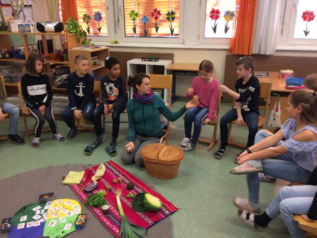 Kinder der 4a mit der Workshopleiterin vom Klimabündnis Österreich „GUSTL - So schmeckt`s mir UND dem Klima“. | Foto: Karin Auzinger