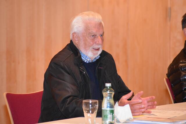 Bgm. Robert Denifl ist wegen der Anschaffung des selbstreinigenden WCs in Erklärungsnot.