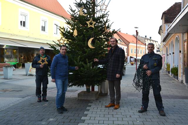 Ab sofort nur LED: Mitarbeiter der Stadtwerke Fürstenfeld und des Wirtschaftshofes hüllen die Thermenhauptstadt in weihnachtlichen Lichterglanz.