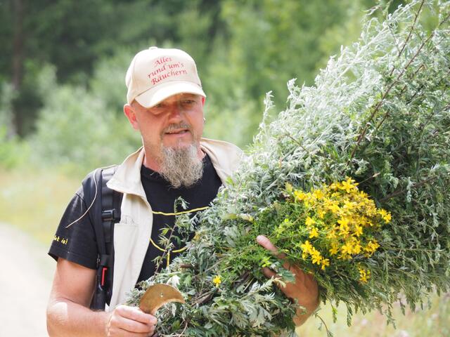 Alles rund um das Räuchern erhalten Sie online bei Roland Surböck. | Foto: Edith Schipani-Surböck