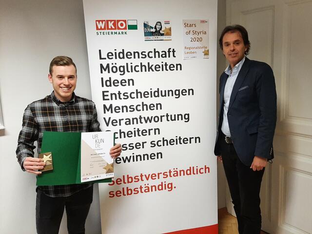 Michael Krobath, frischgebackener Kraftfahrzeugtechnik-Meister aus Eisenerz, holte seinen Stern und die Urkunde persönlich in der WKO Leoben bei Regionalstellenleiter Alexander Sumnitsch ab.