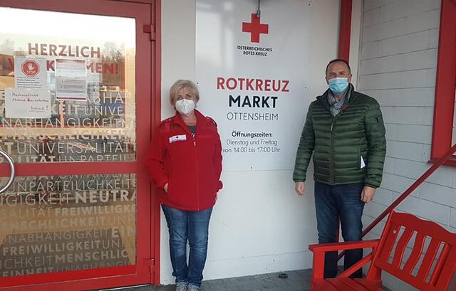 Angela Mühlböck Leiterin vom Rotkreuz-Markt Ottensheim und Landtagsabgeordneter Günter Pröller.