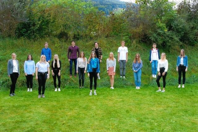 Die Schüler der 3B HAK gestalten ein kreatives Multifunktionstuch.