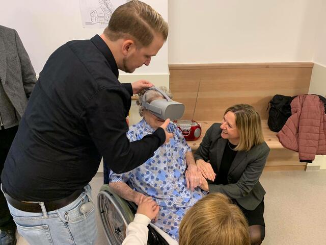 2019 wurde der ältesten Brigittenauerin ein Herzenswunsch erfüllt: Mit einer "VR-Brille" fuhr Elisabeth Cikanek mit großer Freude die Skipiste hinunter.