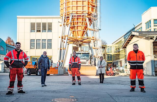 Vizebürgermeisterin Irene Hochstetter-Lackner mit Mitarbeitern des Wirtschaftshofes. Das Winterdienst-Team ist bereit für die Schneeräumung.