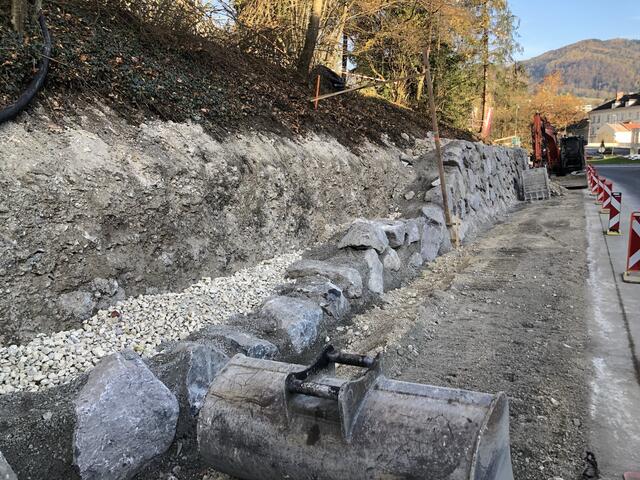 Doppelte Sicherheit?
Bestehende Konglomerat-Gesteinsschicht durch angelieferten Granitstein verdeckt.