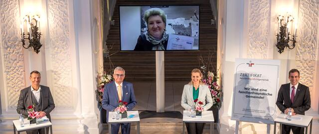 Familien-Stadträtin Erika Buchinger bei der virtuell abgehaltenen Zertifikatsverleihung mit UNICEF Österreich-Geschäftsführer Christoph Jünger, Gemeindebund-Präsident Alfred Riedl, Bundesministerin für Arbeit, Familie und Jugend Christine Aschbacher und Moderator Werner Sejka.