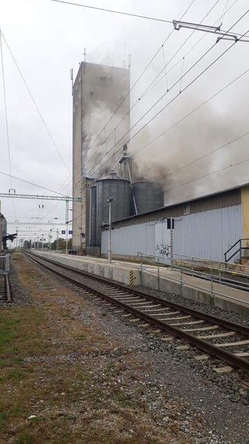 Der Brand in Wallern hat auch den Zugsverkehr beeinträchtigt.